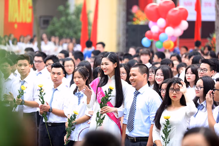 A hau Thanh Tu bi vay kin khi ve tham truong cu-Hinh-4