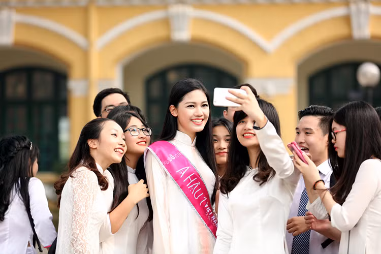 A hau Thanh Tu bi vay kin khi ve tham truong cu-Hinh-13