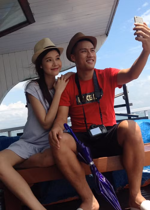 Ngoài ra, Kỳ Hân cũng thường xuyên mặc đồ rộng và ít khi khoe eo như trước.