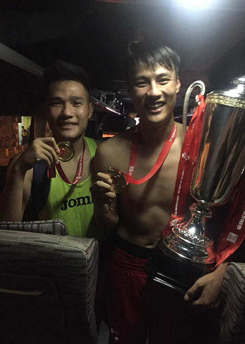 Trước việc Mạc Hồng Quân nhắc đến “Cu Tỏi nhà mình” và “hai mẹ con”, nhiều người đã đặt nghi vấn tiền đạo Việt kiều ngầm thừa nhận Kỳ Hân mang bầu và Tỏi chính là tên gọi thân mật mà cặp đôi này đặt cho em bé.