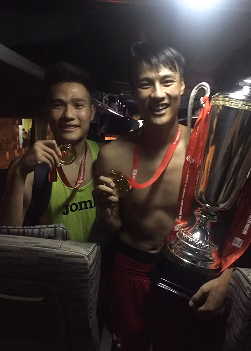 Trước việc Mạc Hồng Quân nhắc đến “Cu Tỏi nhà mình” và “hai mẹ con”, nhiều người đã đặt nghi vấn tiền đạo Việt kiều ngầm thừa nhận Kỳ Hân mang bầu và Tỏi chính là tên gọi thân mật mà cặp đôi này đặt cho em bé.