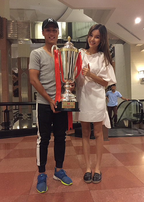 Về phía Kỳ Hân, trên trang cá nhân, cô cũng vừa khoe ảnh chụp cùng Mạc Hồng Quân và chiếc cúp để cùng chia vui với anh và đội bóng Than Quảng Ninh. Trong ảnh, Kỳ Hân diện chiếc váy trắng rộng giấu vóc dáng.