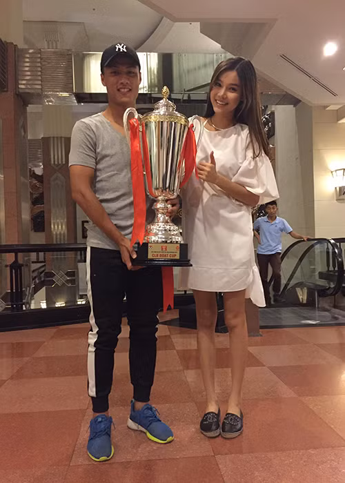 Về phía Kỳ Hân, trên trang cá nhân, cô cũng vừa khoe ảnh chụp cùng Mạc Hồng Quân và chiếc cúp để cùng chia vui với anh và đội bóng Than Quảng Ninh. Trong ảnh, Kỳ Hân diện chiếc váy trắng rộng giấu vóc dáng.