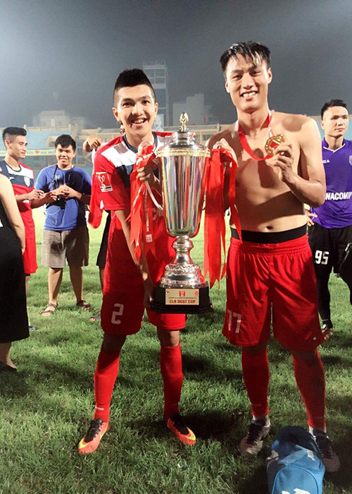 Theo đó, trên trang cá nhân, Mạc Hồng Quân hạnh phúc chia sẻ: “Chiến thắng hôm nay bố dành tặng cho Cu Tỏi nhà mình và mẹ Nguyễn Thị Mộng Điệp (tên thật của hot girl Kỳ Hân). Bố yêu hai mẹ con lắm. Cám ơn toàn đội đã chiến đấu hết mình. Lịch sử là đây chứ đâu”.