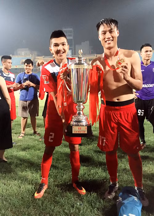 Theo đó, trên trang cá nhân, Mạc Hồng Quân hạnh phúc chia sẻ: “Chiến thắng hôm nay bố dành tặng cho Cu Tỏi nhà mình và mẹ Nguyễn Thị Mộng Điệp (tên thật của hot girl Kỳ Hân). Bố yêu hai mẹ con lắm. Cám ơn toàn đội đã chiến đấu hết mình. Lịch sử là đây chứ đâu”.