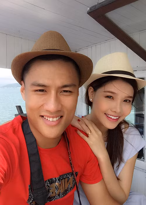 Sau khi sống chung một nhà với Mạc Hồng Quân, Kỳ Hân không tham gia hoạt động showbiz.