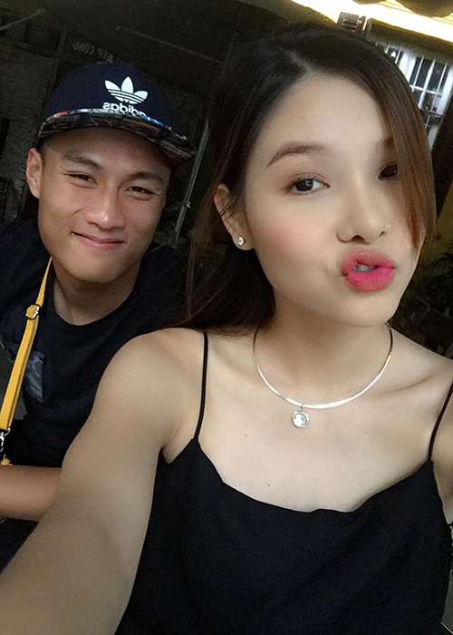 Thỉnh thoảng, hot girl 9x xuất hiện trên mạng xã hội trong những clip hướng dẫn làm đẹp chia sẻ với fans.