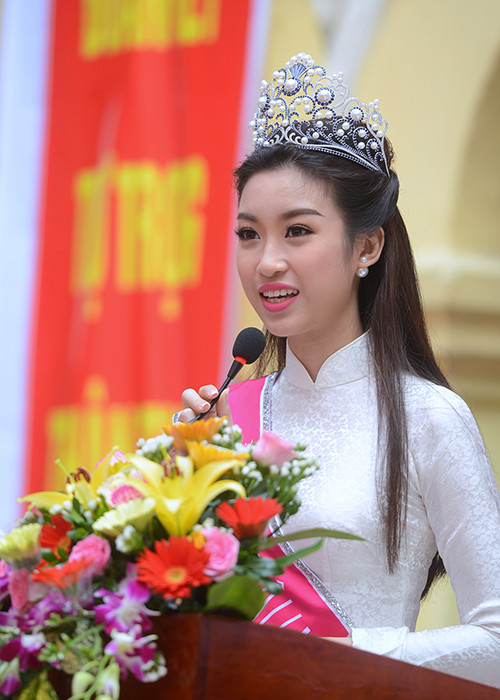 Tân Hoa hậu Việt Nam 2016 còn vui vẻ chia sẻ về những kỷ niệm của cô tại mái trường cấp 3 thân yêu. 