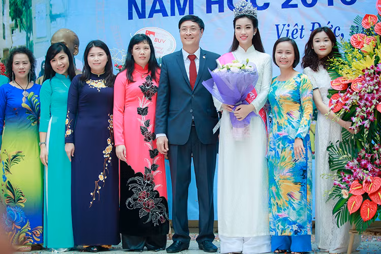 Hoa hậu Đỗ Mỹ Linh hòa chung không khí khai giảng năm học mới của học sinh trên cả nước. 