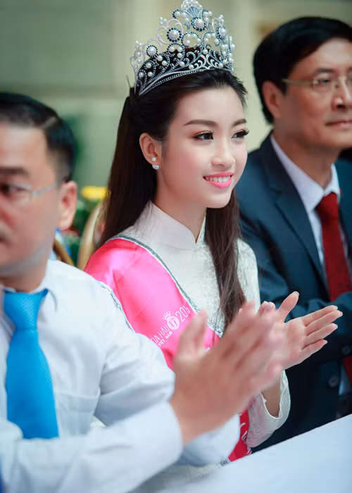 Xuất hiện tại trường THPT Việt Đức, người đẹp sinh năm 1996 diện áo dài trắng và trang điểm nhẹ nhàng. 