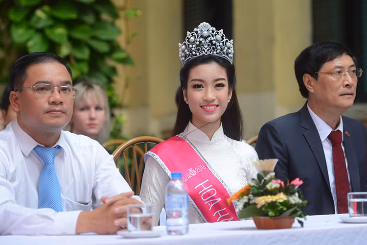 Sáng nay (5/9), Hoa hậu Đỗ Mỹ Linh đã trở về trường cũ của mình là THPT Việt Đức để tham dự lễ khai giảng năm học mới. 