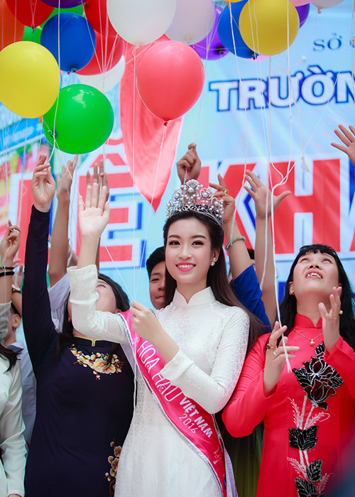 Dù diện trang phục đơn giản và trang điểm nhẹ nhàng nhưng Hoa hậu Việt Nam 2016 vẫn vô cùng xinh đẹp. 