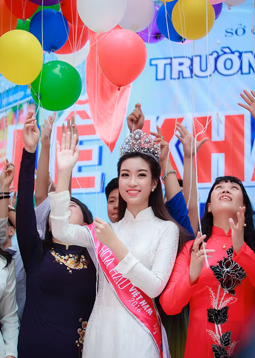 Dù diện trang phục đơn giản và trang điểm nhẹ nhàng nhưng Hoa hậu Việt Nam 2016 vẫn vô cùng xinh đẹp. 