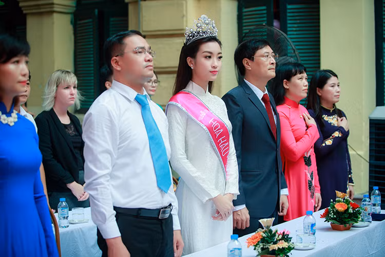 Hoa hậu Mỹ Linh đã cùng hơn 1000 học sinh và các thầy cô giáo tại trường cũ thực hiện nghi thức chào cờ. 