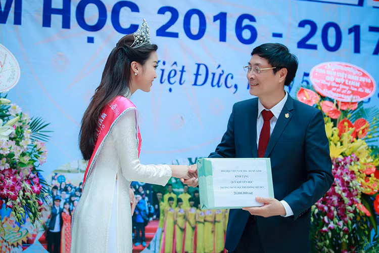 Nhân dịp về thăm trường cũ, tân hoa hậu cũng đã trích một phần nhỏ trong số tiền thưởng của mình để đóng góp vào quỹ khuyến học của trường. 