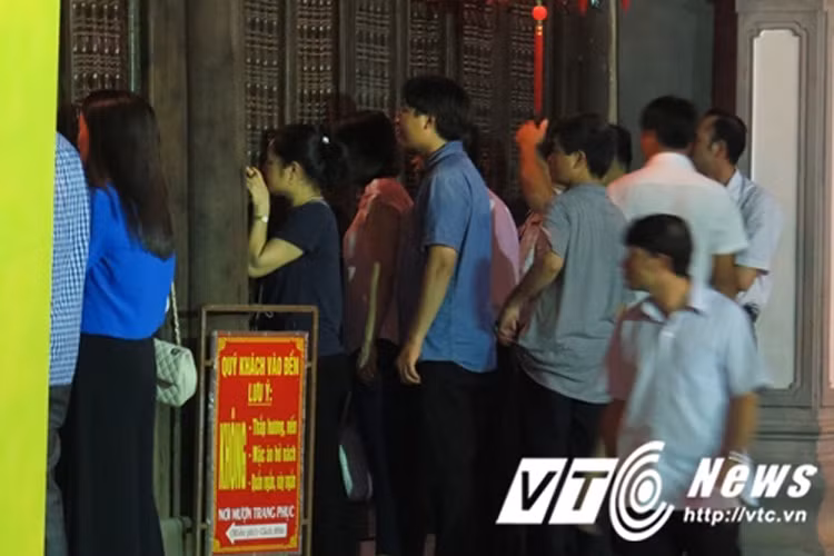 Lối đón người dân và khách thập phương được bố trí chu đáo, trang nghiêm dẫn vào khu vực ban ấn trước cửa nội tự Đền Kiếp Bạc. 