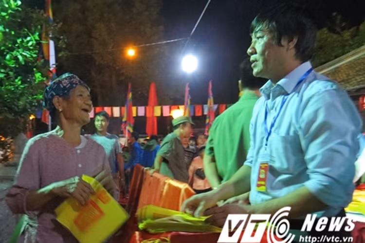 Nhiều cụ cao tuổi vẫn thức đêm để được ban ấn, với mong muốn được thêm nhiều sức khỏe. 