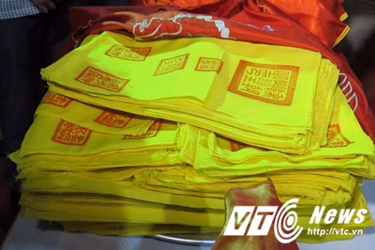 Sau khi hoàn thành nghi lễ Mật niệm, đóng ấn, ngũ cốc và Ấn được chuyển ra khu vực ban Ấn ở phía trước nội tự đền Kiếp Bạc. 