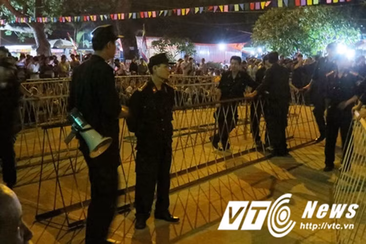 Từ 21h30 tối cùng ngày, người dân địa phương và khách thập phương dồn về phía trước cổng đền Kiếp Bạc, ngồi xếp hàng chờ đợi để được vào dâng lễ và được ban Ấn thiêng. 