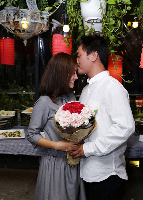 James Ngô đã quỳ xuống cầu hôn Khánh Hiền trước sự có mặt của fans và bạn bè của nữ diễn viên. 