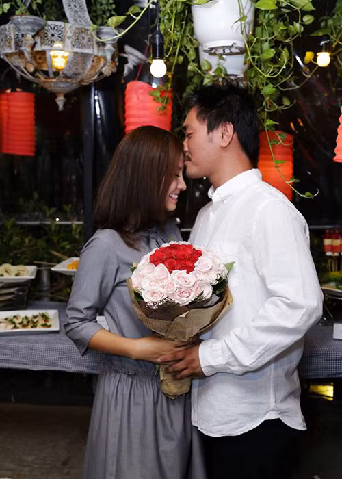 James Ngô đã quỳ xuống cầu hôn Khánh Hiền trước sự có mặt của fans và bạn bè của nữ diễn viên. 