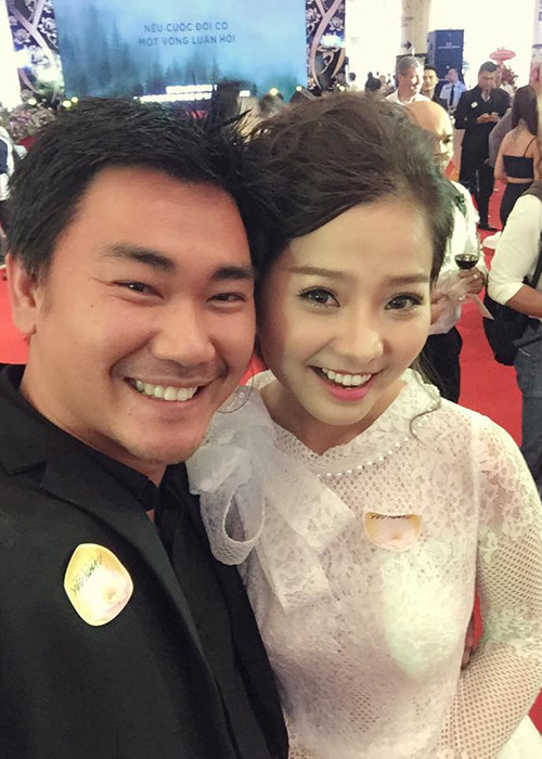  Khánh Hiền rạng rỡ khi được bạn trai hộ tống tại một sự kiện giải trí. 