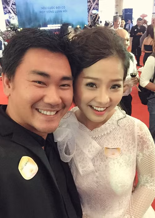  Khánh Hiền rạng rỡ khi được bạn trai hộ tống tại một sự kiện giải trí. 