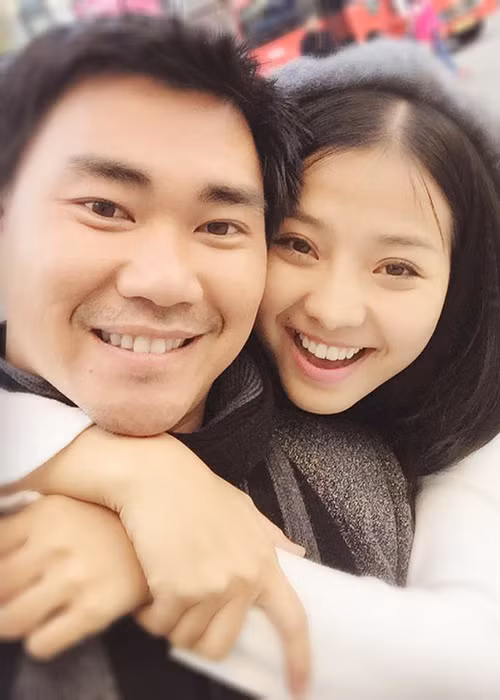 James Ngô sinh năm 1984, hơn Khánh Hiền 7 tuổi. Anh là quay phim của nhiều dự án như “Taxi, em tên gì?”, “Truy sát”, “Để mai tính 2”, “Tèo em”... 