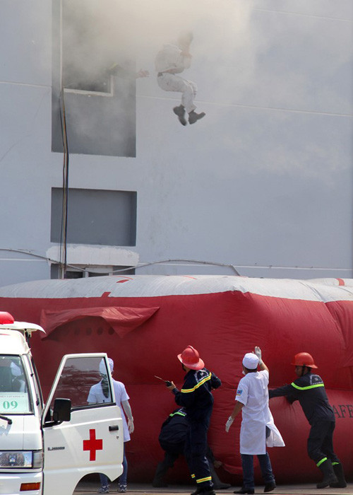 Đệm khí được bơm lên để tiếp tục giải cứu cán bộ, kỹ sư làm việc trong tòa nhà này. Thăm và làm việc tại nhà máy lọc dầu Dung Quất, nhiều lãnh đạo Đảng, Nhà Nước từng nhấn mạnh, đây là công trình trọng điểm dầu khí quốc gia về phát triển kinh tế cũng như chính trị, an ninh đất nước. Do vậy, cơ quan chức năng cần đặt an ninh, an toàn tuyệt đối cho nhà máy luôn ở mức cảnh giới cao nhất. 