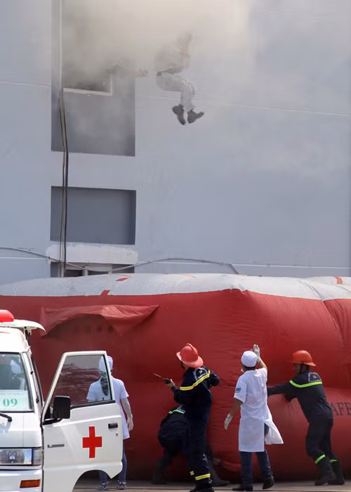 Đệm khí được bơm lên để tiếp tục giải cứu cán bộ, kỹ sư làm việc trong tòa nhà này. Thăm và làm việc tại nhà máy lọc dầu Dung Quất, nhiều lãnh đạo Đảng, Nhà Nước từng nhấn mạnh, đây là công trình trọng điểm dầu khí quốc gia về phát triển kinh tế cũng như chính trị, an ninh đất nước. Do vậy, cơ quan chức năng cần đặt an ninh, an toàn tuyệt đối cho nhà máy luôn ở mức cảnh giới cao nhất. 