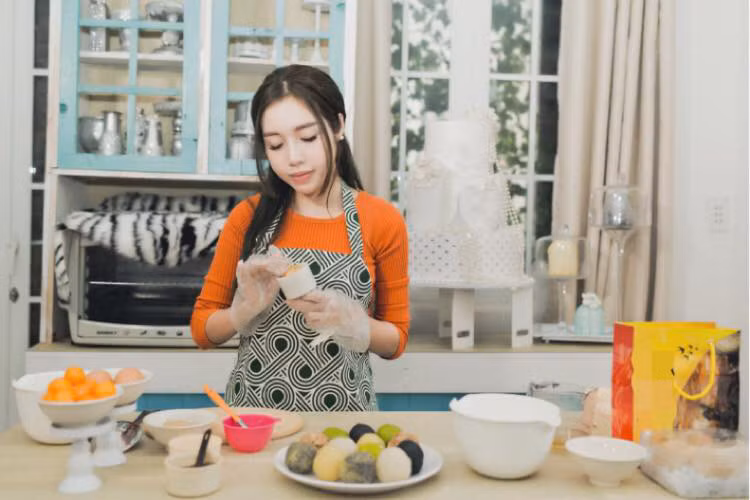 Lo ngại vấn đề thực phẩm bẩn, vào dịp trung thu năm nay, hot girl Elly Trần quyết định tự tay vào bếp làm những chiếc bánh sạch, không chất bảo quản.