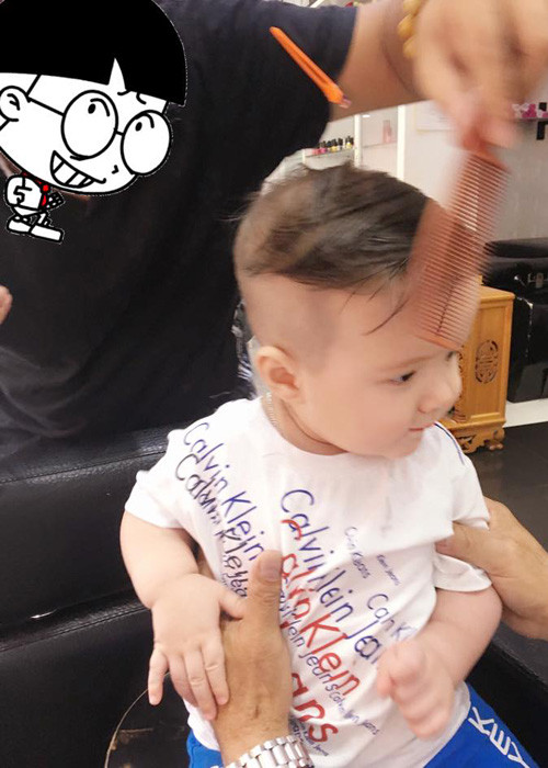Cậu nhóc đã được mẹ chọn cho kiểu tóc rất hợp thời trang.