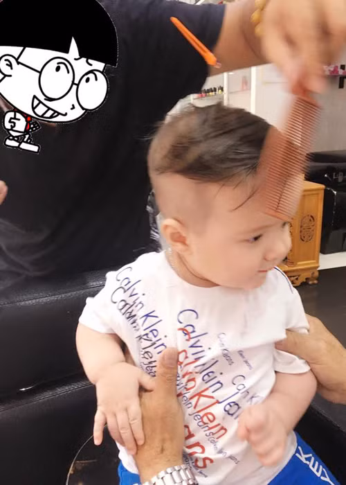 Cậu nhóc đã được mẹ chọn cho kiểu tóc rất hợp thời trang.