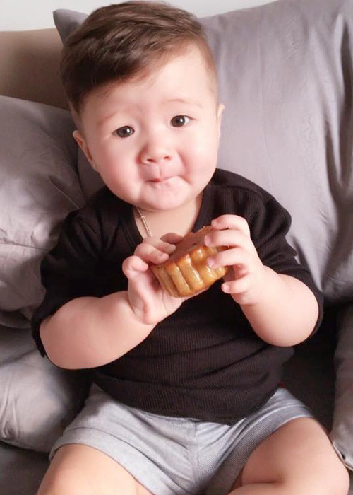 Cậu nhóc liên tục gặm món bánh trung thu do chính tay người mẹ thân yêu chuẩn bị cho mình.