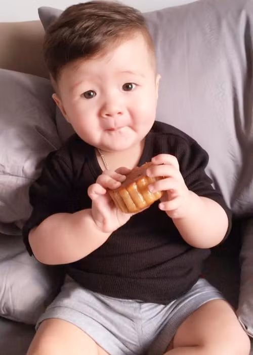 Cậu nhóc liên tục gặm món bánh trung thu do chính tay người mẹ thân yêu chuẩn bị cho mình.