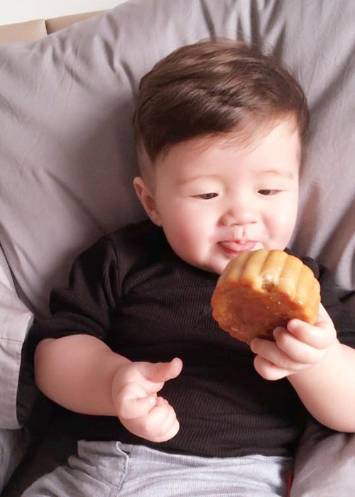 Quý tử nhà nữ diễn viên phim "Khát vọng thượng lưu" còn đốn tim nhiều cư dân mạng bởi vẻ kháu khỉnh, dễ thương.