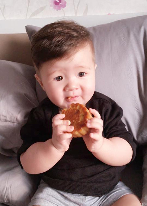 Nhóc tì nhà hot girl Elly Trần có nhiều biểu cảm đáng yêu khi thưởng thức hương vị ngọt ngào của bánh nướng.