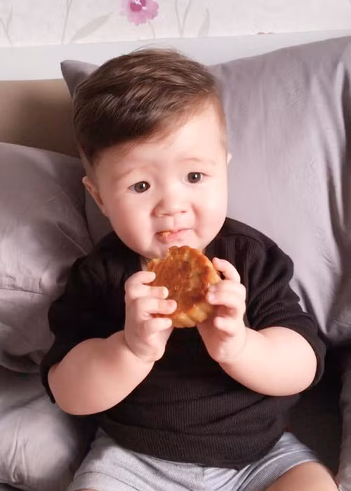 Nhóc tì nhà hot girl Elly Trần có nhiều biểu cảm đáng yêu khi thưởng thức hương vị ngọt ngào của bánh nướng.