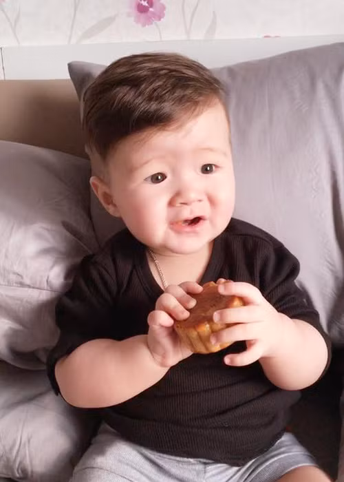 Kể từ khi sinh con, Elly Trần thay đổi cách ăn uống. Hiện tại, cô luôn muốn các con ăn những món tốt nhất. Bằng chứng là người đẹp không ngại vào bếp nướng bánh trung thu dù rất bận rộn với công việc.