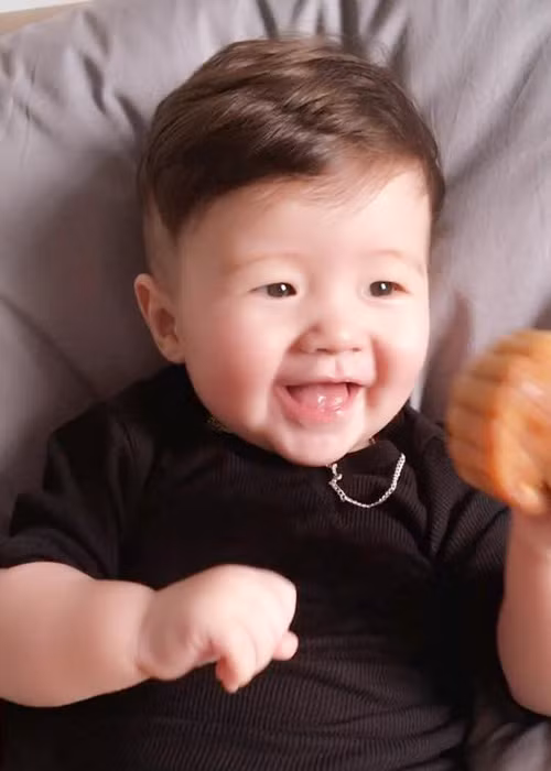 Bé Túc Mạch - con trai Elly Trần vô cùng thích thú khi lần đầu tiên được thưởng thức món bánh nướng.