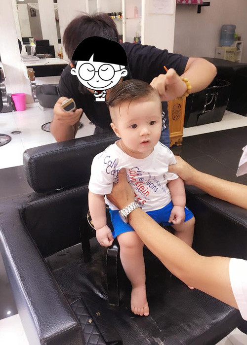 Cách đây không lâu, cậu nhóc đã gây chú ý với dáng ngồi và biểu cảm cực yêu khi lần đầu đi cắt tóc.