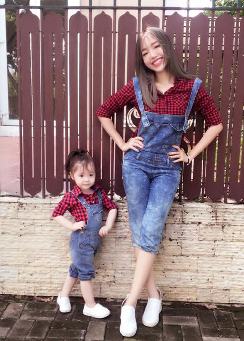 Mới đây, cô nhóc và người mẹ xinh đẹp của mình một lần nữa diện đồ ton sur ton xuống phố dạo chơi.