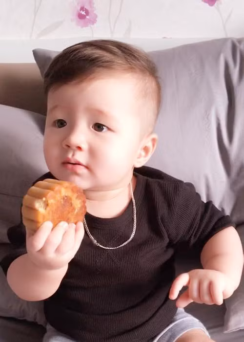 Bé Túc Mạch được khen ngợi càng lớn càng đáng yêu.