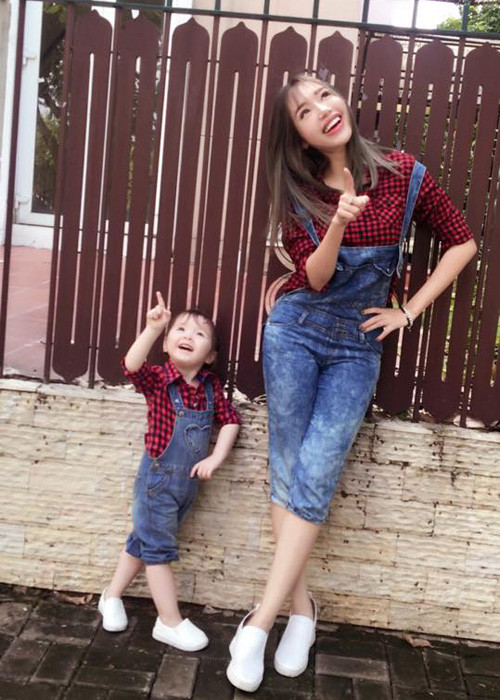 Vẻ trẻ trung của hot girl Elly Trần khiến nhiều người không nghĩ rằng cô đã mẹ của hai nhóc tì xinh như thiên thần.