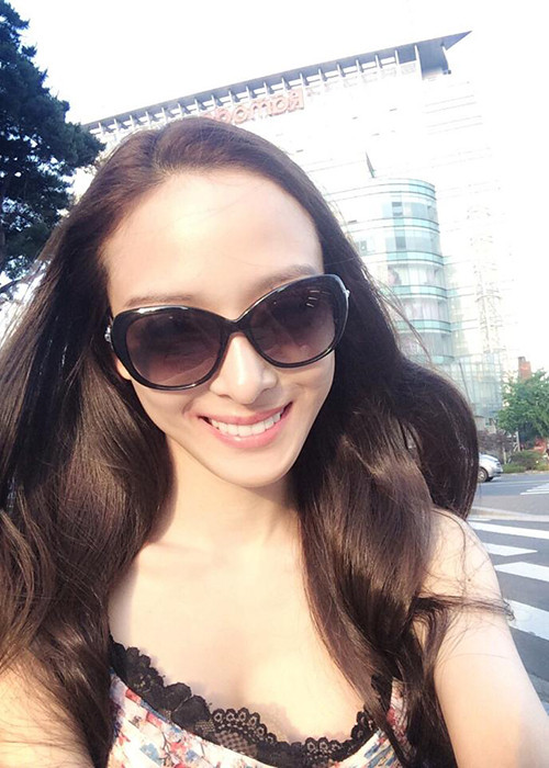 Kể từ khi trở về Việt Nam hoạt động nghệ thuật, Phương Nga khá kín tiếng trong đời sống riêng tư.