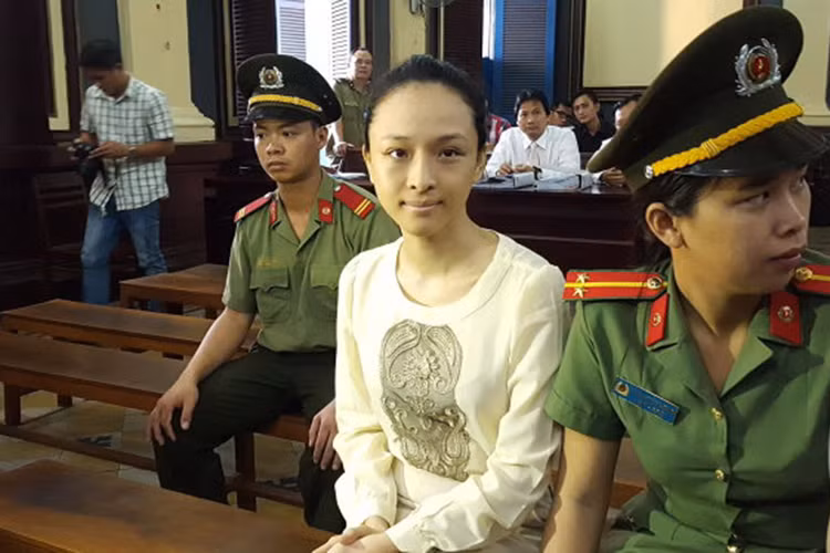 Theo đó, xuất hiện tại phiên tòa sơ thẩm vì cáo buộc lừa đảo nhằm chiếm đoạt tài sản, bản sao của Chương Tử Di đã để mặt mộc và ăn diện đơn giản. (Ảnh: Tuổi trẻ)