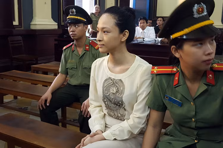 Phương Nga ở hiện tại trông tiều tụy, xanh xao khác hẳn hình ảnh kiêu sa lộng lẫy của cô trước đây. (Ảnh: Tuổi trẻ)