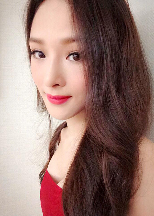 Trong những khoảnh khắc đời thường, người đẹp 8x vẫn cuốn hút dù không diện váy áo lộng lẫy.