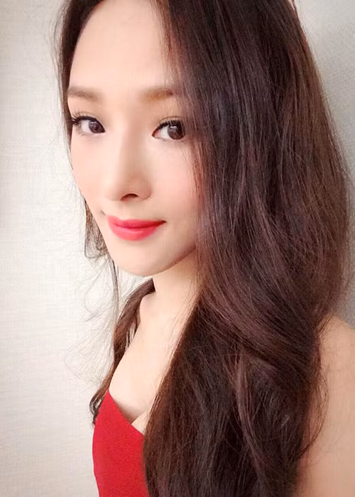 Trong những khoảnh khắc đời thường, người đẹp 8x vẫn cuốn hút dù không diện váy áo lộng lẫy.