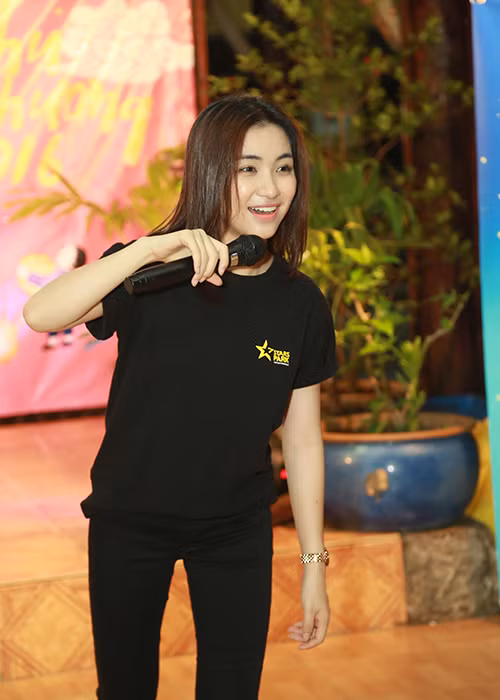 Hoa Minzy Trong Hieu tang qua trung thu cho tre co nho-Hinh-4